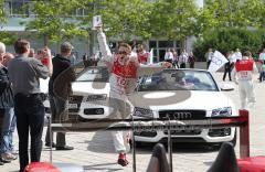 Audi Piazza - Le Mans Sieger 2010 - Autogrammstunde für Audi Mitarbeiter - Sieger Timo Bernhard jubelt den Zuschauern zu