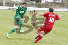 Bezirksliga  Oberbayern SV Manching : SV Sulzemoos, Fabian Burchard (SV Manching) setzt sich gegen Vaxid Hyseni (SV Sulzemoos) durch.