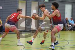 Basketball Bayernliga Herren - Saison 2026/27 - PSV Ingolstadt - TSV Milbertshofen - Petrovic Noel Dian weiss Ingolstadt - Göbel Fabian rot Milbertshofen - Foto: Meyer Jürgen