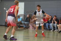 Basketball Bayernliga Herren - Saison 2026/27 - PSV Ingolstadt - TSV Milbertshofen - Abellan Aleman Pedro weiss Ingolstadt - Janovsky Nicolas rot Milbertshofen - Foto: Meyer Jürgen