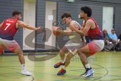 Basketball Bayernliga Herren - Saison 2026/27 - PSV Ingolstadt - TSV Milbertshofen - Petrovic Noel Dian weiss Ingolstadt - Göbel Fabian rot Milbertshofen - Foto: Meyer Jürgen