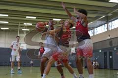Basketball Bayernliga Herren - Saison 2026/27 - PSV Ingolstadt - TSV Milbertshofen - Enemuo David weiss Ingolstadt - Schnug Josua rot Milbertshofen - Foto: Meyer Jürgen