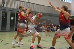 Basketball Bayernliga Herren - Saison 2026/27 - PSV Ingolstadt - TSV Milbertshofen - Petrovic Noel Dian weiss Ingolstadt - Schnug Josua rot Milbertshofen - Foto: Meyer Jürgen