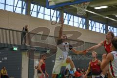 Basketball Bayernliga Herren - Saison 2026/27 - PSV Ingolstadt - TSV Milbertshofen - Abellan Aleman Pedro weiss Ingolstadt - Janovsky Nicolas rot Milbertshofen - Foto: Meyer Jürgen