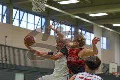 Basketball Bayernliga Herren - Saison 2026/27 - PSV Ingolstadt - TSV Milbertshofen - Abellan Aleman Pedro weiss Ingolstadt - Janovsky Nicolas rot Milbertshofen - Foto: Meyer Jürgen