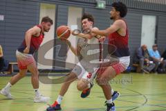 Basketball Bayernliga Herren - Saison 2026/27 - PSV Ingolstadt - TSV Milbertshofen - Petrovic Noel Dian weiss Ingolstadt - Göbel Fabian rot Milbertshofen - Foto: Meyer Jürgen