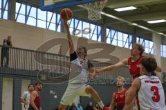 Basketball Bayernliga Herren - Saison 2026/27 - PSV Ingolstadt - TSV Milbertshofen - Abellan Aleman Pedro weiss Ingolstadt - Janovsky Nicolas rot Milbertshofen - Foto: Meyer Jürgen