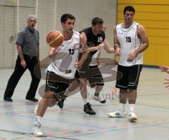 Basketball - ESV Ingolstadt - Leitershofen - Korb abgewehrt und sofort zum gegenerischen Korb mit Erfolg - 13 Mücke und 15 Zukanovic