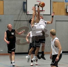 Basketball - ESV Ingolstadt - Leitershofen - ESV Spieler Mitte Mücke und Tusin wehren einen Korb ab