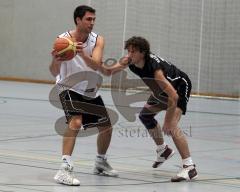 Basketball - ESV Ingolstadt - Leitershofen - Mücke links kann den Gegenspielr abwehren