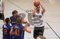 Basketball - ESV Ingolstadt - Kaufbeuren - Peter Mücke erkämpft sich den Ball