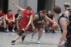 Herren Basketball - ESV Ingolstadt - MTV Ingolstadt - links T. Mayer (MTV) gegen Markus Hedmanczyk