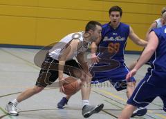 Basketball - ESV Ingolstadt - Kaufbeuren - links im Angriff Christian Bernhard