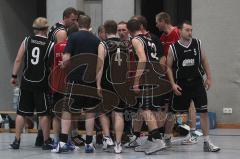 Herren Basketball - ESV Ingolstadt - MTV Ingolstadt - Trainer Wolfgang Kaiser (ESV) nimmt eine Auszeit und wird umringt von seinem Team