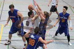 Basketball - ESV Ingolstadt - Kaufbeuren - Peter Mücke erkämpft sich den Ball