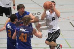 Basketball - ESV Ingolstadt - Kaufbeuren - Peter Mücke erkämpft sich den Ball und trifft