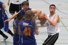 Basketball - ESV Ingolstadt - Kaufbeuren - Peter Mücke erkämpft sich den Ball