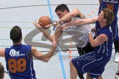 Basketball - ESV Ingolstadt - Kaufbeuren - Peter Mücke erkämpft sich den Ball und wird gefoult