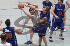 Basketball - ESV Ingolstadt - Kaufbeuren - Peter Mücke erkämpft sich den Ball und wird gefoult