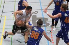 Basketball - ESV Ingolstadt - Kaufbeuren - Peter Mücke erkämpft sich den Ball