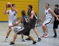Basketball - ESV Ingolstadt - TSV Diedorf - liks Peter Mücke und rechts blockt Walter Hubatsch