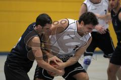 Basketball Herren  ESV Ingolstadt - Haunstetten - rechts Peter Mücke im Zweikampf um den Ball