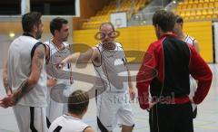 Basketball - ESV Ingolstadt - TSV Diedorf - Spielertrainer Wolfgang Kaiser gibt Anweisungen