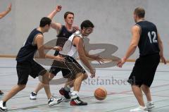 Basketball Herren  ESV Ingolstadt - Haunstetten - rechts Peter Mücke wird von der Abwehr attakiert
