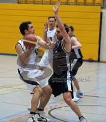 Basketball - ESV Ingolstadt - TSV Diedorf - Peter Mücke links greift an