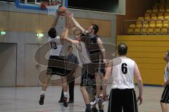 Basketball Herren  ESV Ingolstadt - Haunstetten - links Peter Mücke wirft einen Korb - mitte Frank Apel hilft