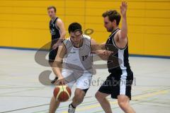 Basketball - ESV Ingolstadt - TSV Diedorf - Peter Mücke links greift an