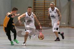 Basketball - Herren - ESV Ingolstadt - TSV Meitingen - mitte Marek Hetmanczyk 4 läuft zum Korb, rechts Chris Henze 23