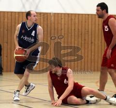 Basketball - TSV Etting - DJK Eichstätt - links mit Ball Martin Winkler (Etting) war mit 19 Punkten der Beste Ettinger