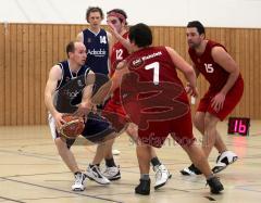 Basketball - TSV Etting - DJK Eichstätt - links mit Ball Martin Winkler (Etting) war mit 19 Punkten der Beste Ettinger