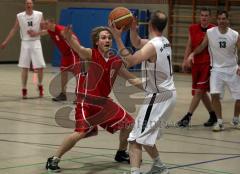 Basketball - MTV Ingolstadt - BG Leitershofen - 9 F. Hanschke versucht den Angriff zu blocken