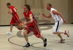 Basketball - MTV Ingolstadt - BG Leitershofen - F. Hanschke im Einzelgang nach vorne