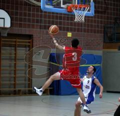 Basketball - MTV Ingolstadt - Friedberg - A. Hoen steigt auf erzielt einen Korb