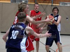 Basketball MTV Ingolstadt - TSV Etting - rechts Helmut Sendldorfer gibt ab, aber links 9 Hanschke schnappt sich den Ball. 10 V. Klingenschmidt Etting kommt zu spät