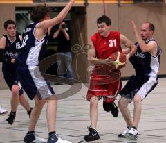 Basketball MTV Ingolstadt - TSV Etting - MTV Spilertrainer Thomas Meyer will an links Helmut Sendldorfer vorbei. Rechts Winkler