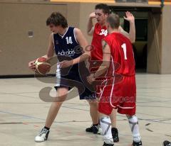 Basketball MTV Ingolstadt - TSV Etting - links Helmut Sendldorfer will an der Abwehr vorbei. 1 Kowalski und 34 A. Maier