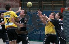 Basketball - MTV Ingolstadt - SG Moosburg - Kampf um den Ball - links 2 Jochen Hebauer und rechts in gelb Robert Napast