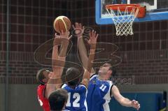 Basketball - MTV Ingolstadt - TSV Nördlingen - links Ole Alsen steigt hoch und trifft den Korb