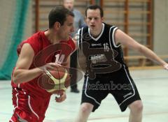 Basketball - MTV Ingolstadt - ESV Ingolstadt - 14 MTV C. Sieben im Angriff, rechts ESV J. Haesser passt aud