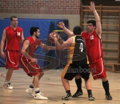 Basketball - MTV Ingolstadt - TSV Meitingen - MTV blockt erfolgreich A. Wich und rechts Ulli Bär