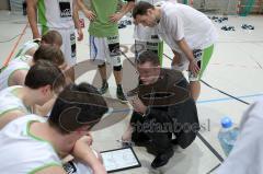 Basketball WestPark Baskets Ingolstadt - TSV München - Trainer Markus Höß gibt die Taktik aus - Foto: Jürgen Meyer