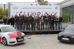 Basketball - FC Bayern Team holt Fahrzeuge bei Audi ab - Teamfoto mit Michael Renz