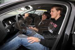 Basketball - FC Bayern Team holt Fahrzeuge bei Audi ab - Jan-Hendrik Jagla nimmt seinen Audi A4 entgegen und lässt sich das Bluetooth erklären