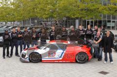 Basketball - FC Bayern Team holt Fahrzeuge bei Audi ab - Das Team vor einem R8