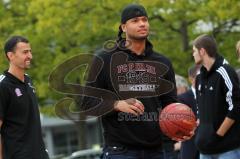 Basketball - FC Bayern Team holt Fahrzeuge bei Audi ab - Korbwerfen mit den Profis