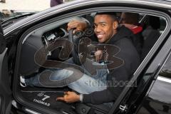 Basketball - FC Bayern Team holt Fahrzeuge bei Audi ab - Thomas Brandon mit seinem Audi. Namen auf dem Teppich